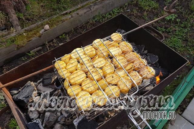Обжаривание на мангале в специальной решетке