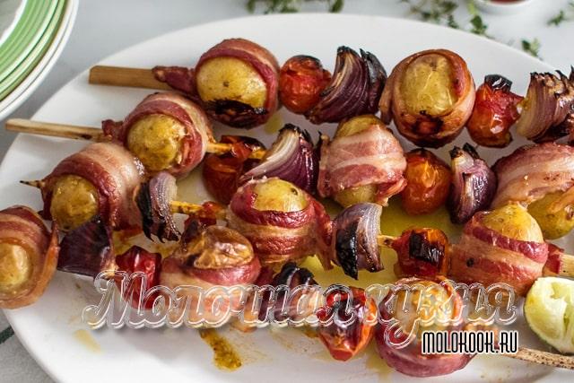 Рецепт с беконом, помидорами и репчатым луком