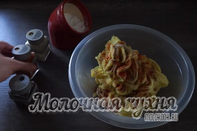 Отварной картофель измельчен при помощи мясорубки