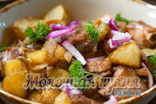 Картофель с мясом в казане
