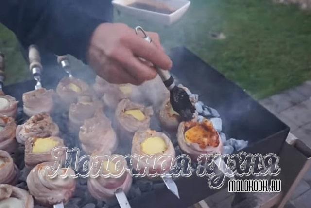 Промазывание картошки и мяса соусом