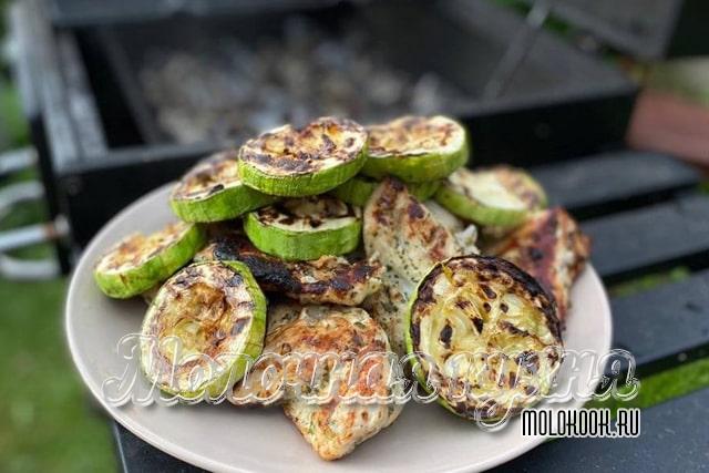 Кабачки на решетке, маринованные в майонезе