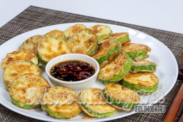 Кабачки, приготовленные в кляре, на блюде