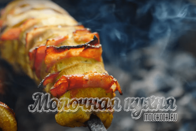 Шашлык из кабачка и свиного сала