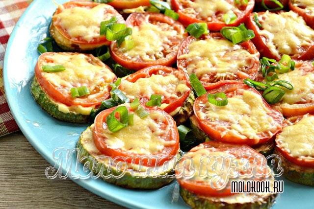 Кабачково-помидорная закуска с сыром