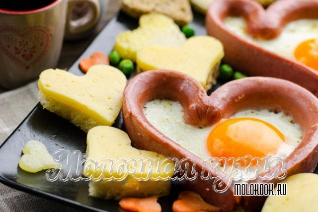 Сердечко из сосиски с яйцом