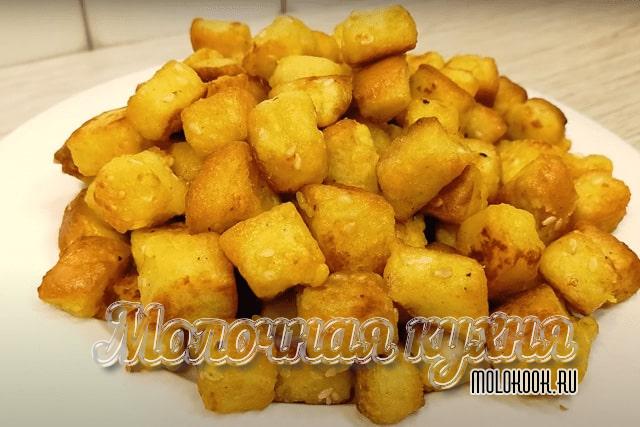 Кубики из хлеба в яйце и сыре
