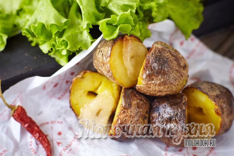 Шашлык из картошки, жаренный на мангале