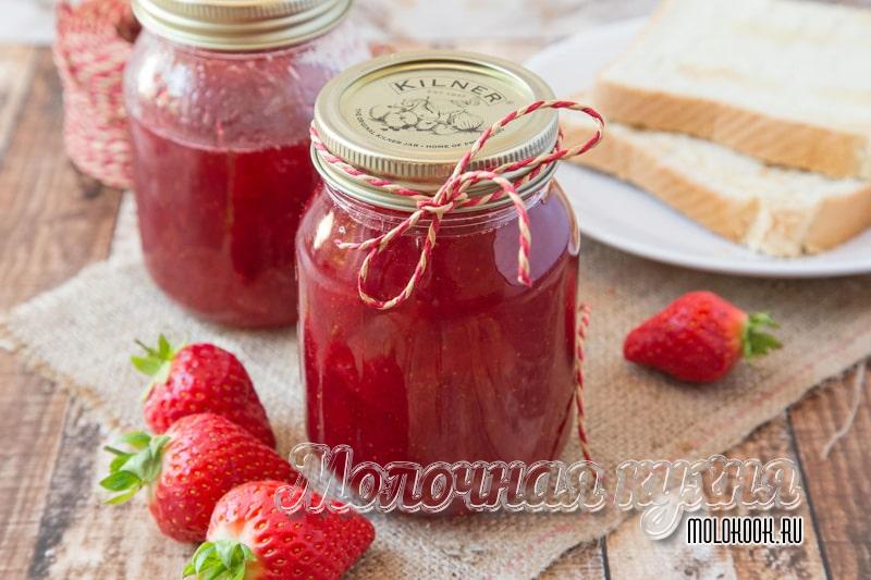 Клубника, протертая с сахаром и заготовленная на зиму