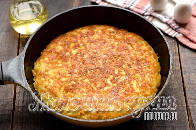Капуста с яйцом и сметаной на сковороде