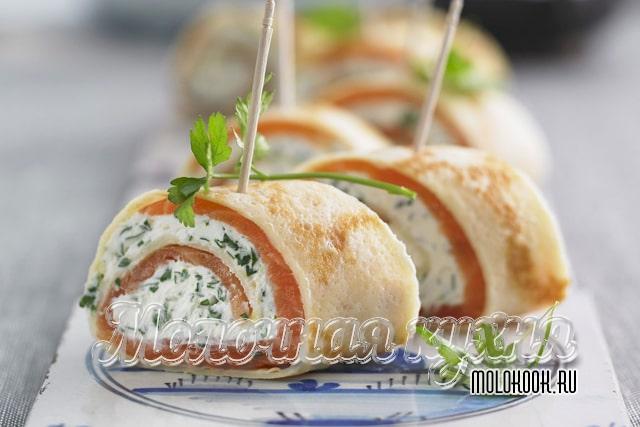 Яичный рулет с семгой и творогом на сковороде