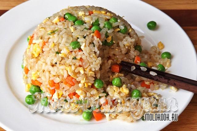 Жареный рис с яйцом и морковью