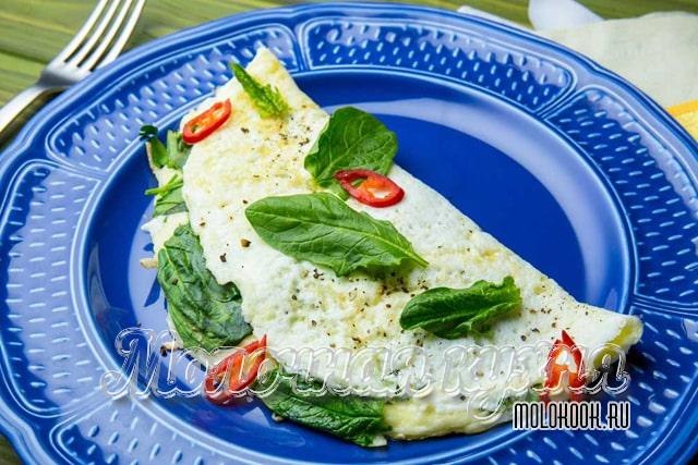 Белковый омлет с курицей и овощами