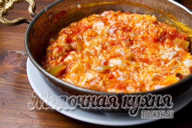 Менемен - турецкий омлет с помидорами и перцем<