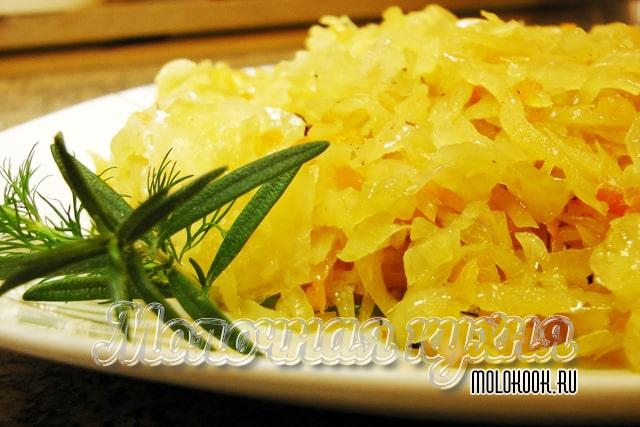 Что добавить в тушеную капусту, чтобы она была вкуснее и ароматнее