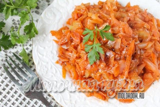 Что добавить в тушеную капусту, чтобы она была вкуснее и ароматнее