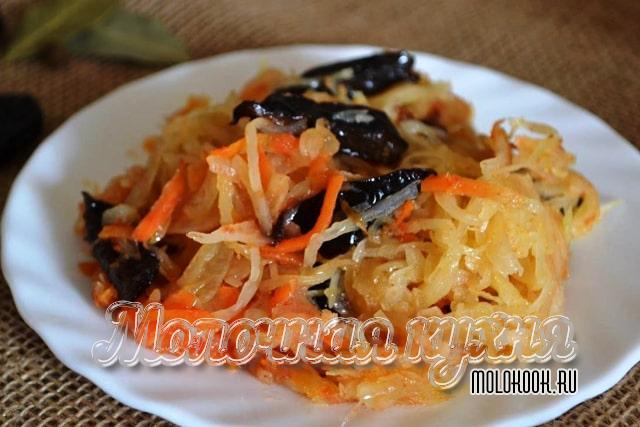 Что добавить в тушеную капусту, чтобы она была вкуснее и ароматнее