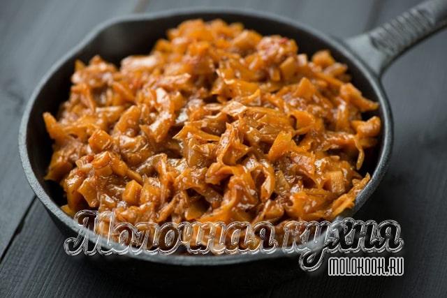 Что добавить в тушеную капусту, чтобы она была вкуснее и ароматнее