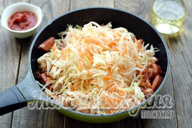 Что добавить в тушеную капусту, чтобы она была вкуснее и ароматнее