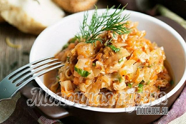 Что добавить в тушеную капусту, чтобы она была вкуснее и ароматнее