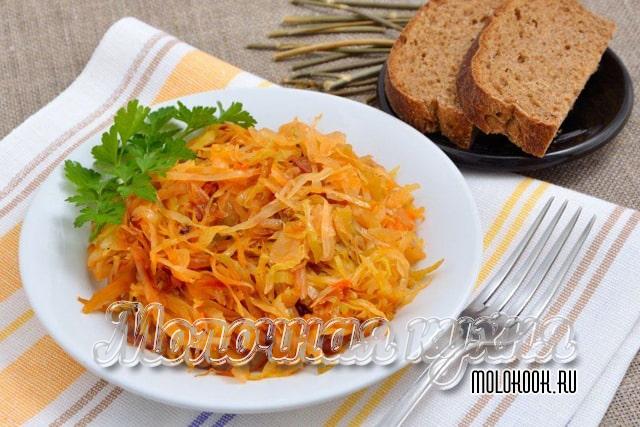Что добавить в тушеную капусту, чтобы она была вкуснее и ароматнее