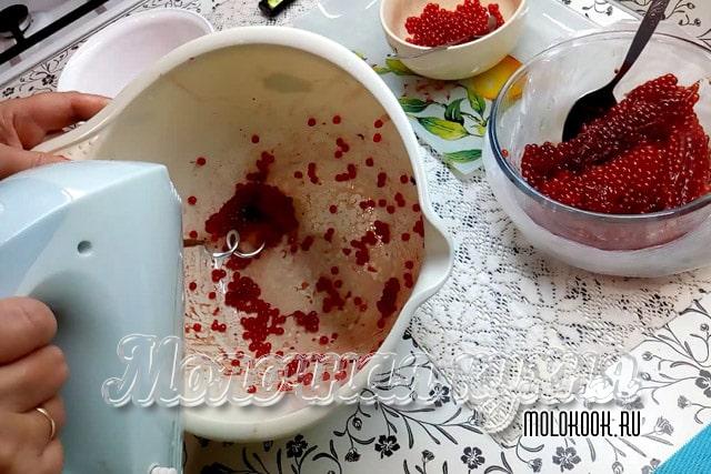 Солим икру горбуши: вкусные и быстрые способы в домашних условиях