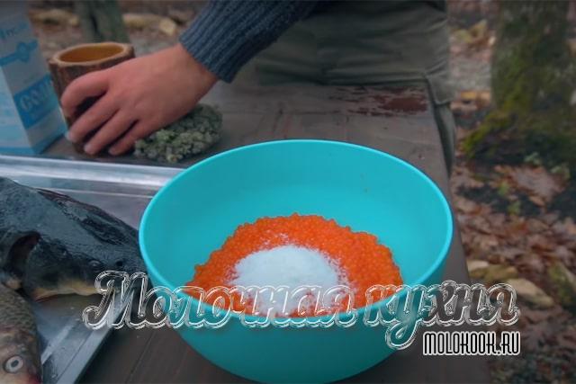 Рассказываем, как быстро засолить икру форели по самым вкусным рецептам