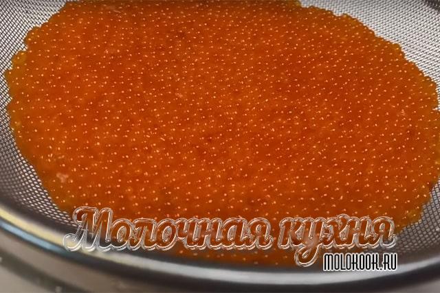 Рассказываем, как быстро засолить икру форели по самым вкусным рецептам
