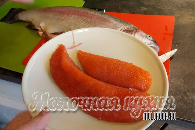Рассказываем, как быстро засолить икру форели по самым вкусным рецептам