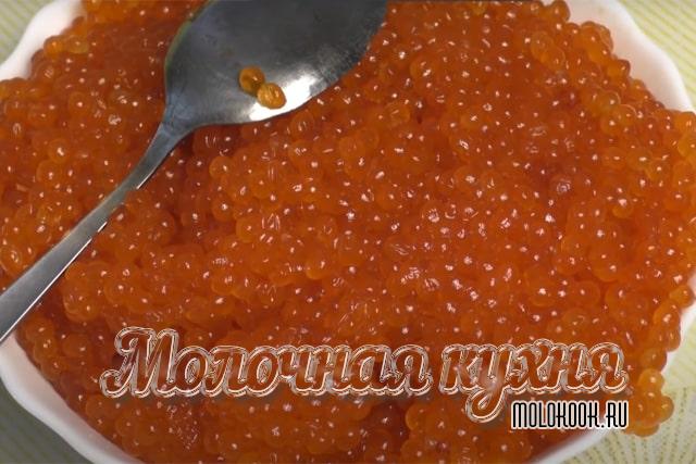 Рассказываем, как быстро засолить икру форели по самым вкусным рецептам