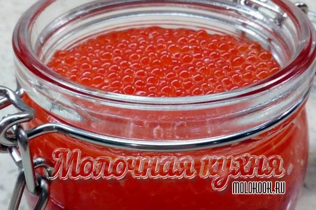 Рассказываем, как быстро засолить икру форели по самым вкусным рецептам