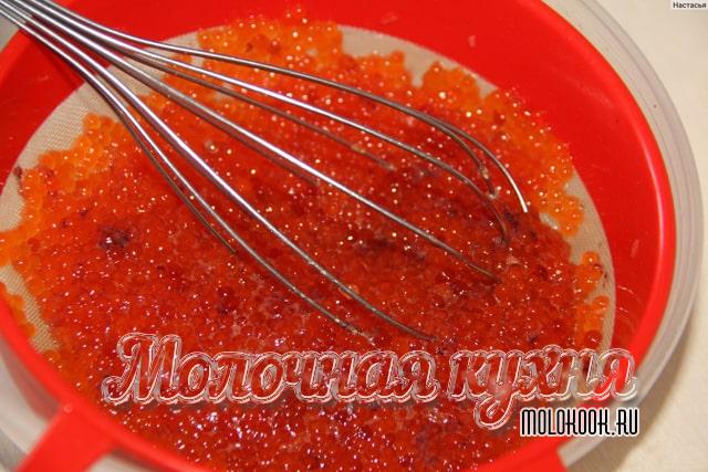 Рассказываем, как быстро засолить икру форели по самым вкусным рецептам