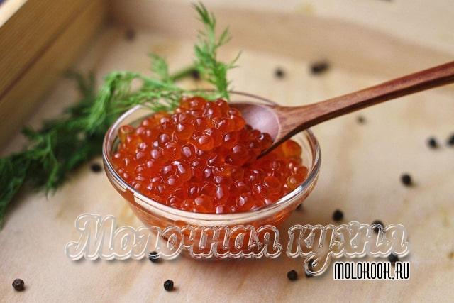 Рассказываем, как быстро засолить икру форели по самым вкусным рецептам