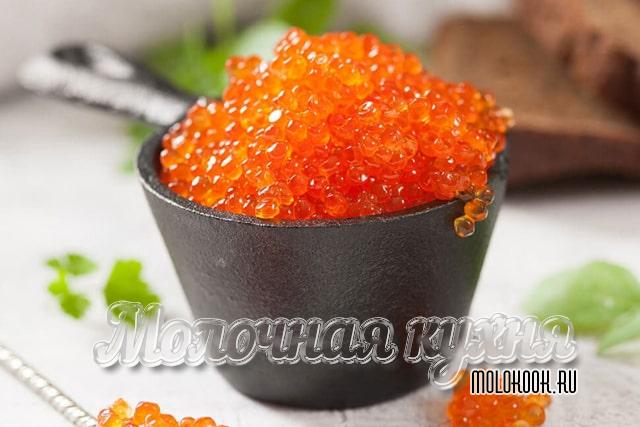 Рассказываем, как быстро засолить икру форели по самым вкусным рецептам