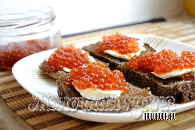 Рассказываем, как быстро засолить икру форели по самым вкусным рецептам