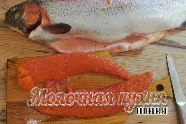 Рассказываем, как быстро засолить икру форели по самым вкусным рецептам