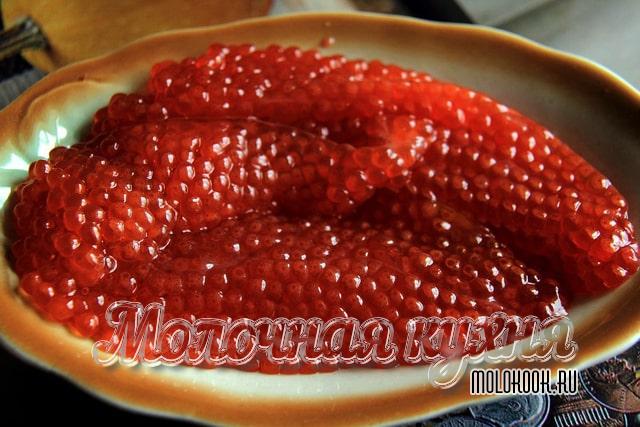 Рассказываем, как быстро засолить икру форели по самым вкусным рецептам