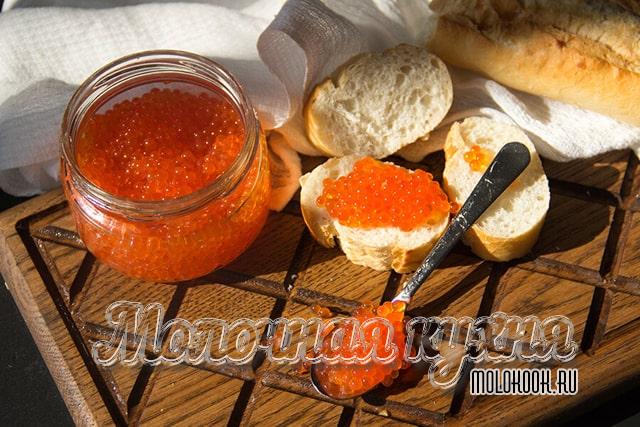 Рассказываем, как быстро засолить икру форели по самым вкусным рецептам
