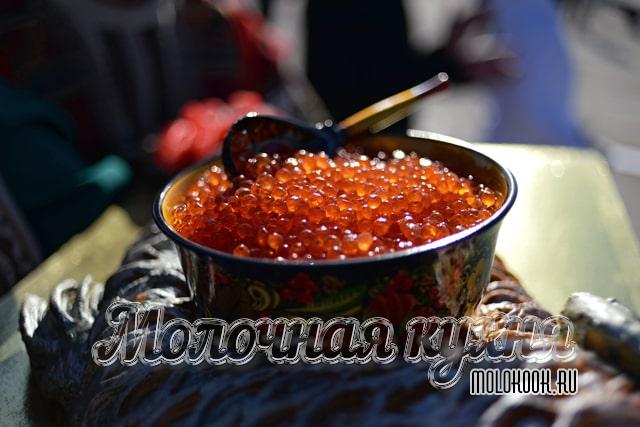 Рассказываем, как быстро засолить икру форели по самым вкусным рецептам