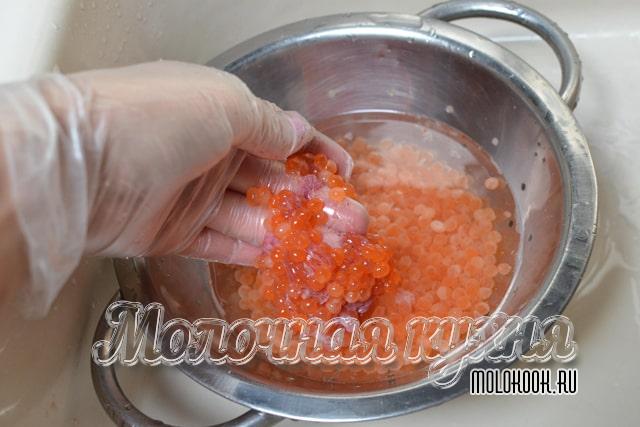 Рассказываем, как быстро засолить икру форели по самым вкусным рецептам
