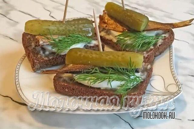 Бутерброды из шпрот и соленых огурцов - невозможно не соблазниться!