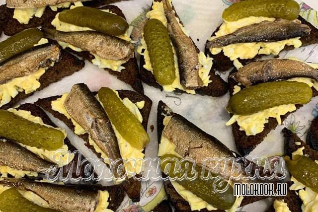 Бутерброды из шпрот и соленых огурцов - невозможно не соблазниться!