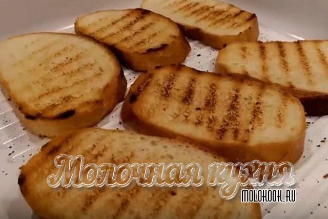 Бутерброды из шпрот и соленых огурцов - невозможно не соблазниться!