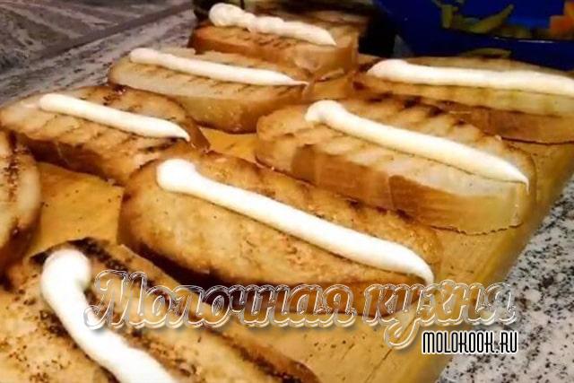 Бутерброды из шпрот и соленых огурцов - невозможно не соблазниться!
