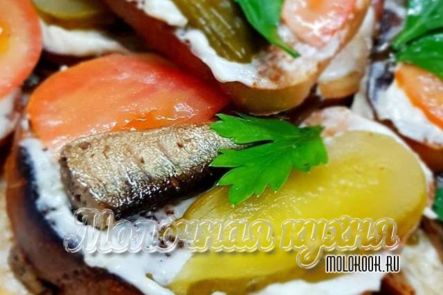 Бутерброды из шпрот и соленых огурцов - невозможно не соблазниться!