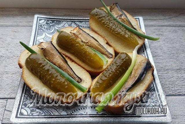 Бутерброды из шпрот и соленых огурцов - невозможно не соблазниться!