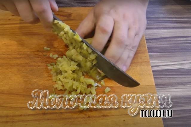 Бутерброды из шпрот и соленых огурцов - невозможно не соблазниться!