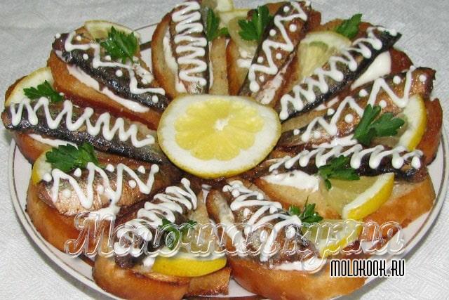 Бутерброды из шпрот и соленых огурцов - невозможно не соблазниться!