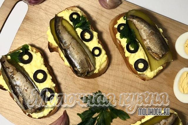 Бутерброды из шпрот и соленых огурцов - невозможно не соблазниться!