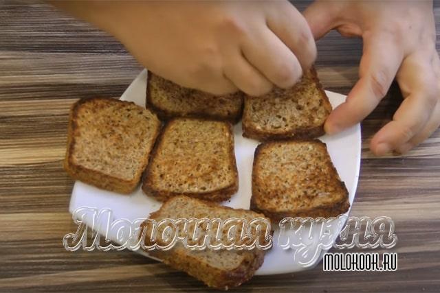 Бутерброды из шпрот и соленых огурцов - невозможно не соблазниться!